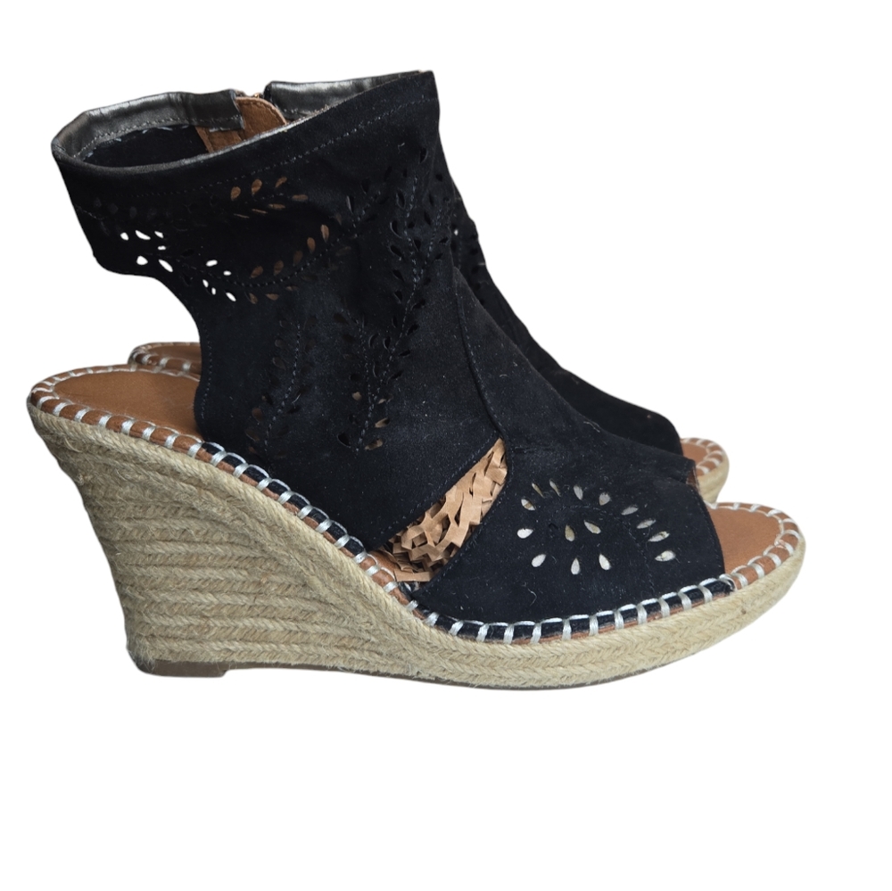 Cover girl Chelsea Suger Hope Black Wedges